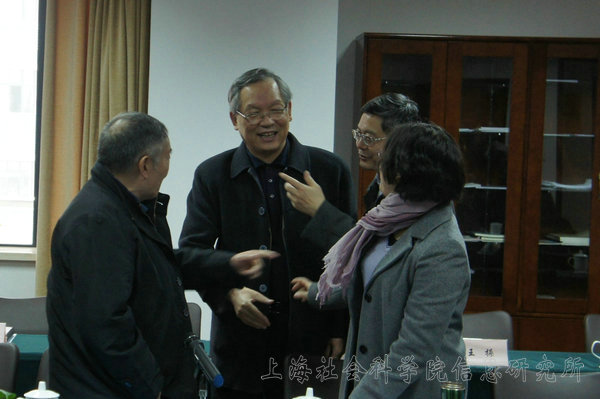 王战院长与会专家学者进行交流