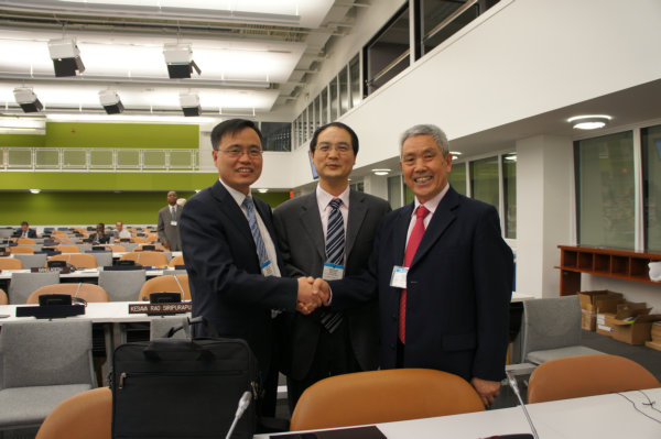 党齐民副所长等与人力资源和社会保障部国际合作司郝斌副司长（左）交流