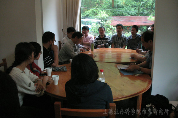 党总支副书记徐信林传达中共中央有关文件精神