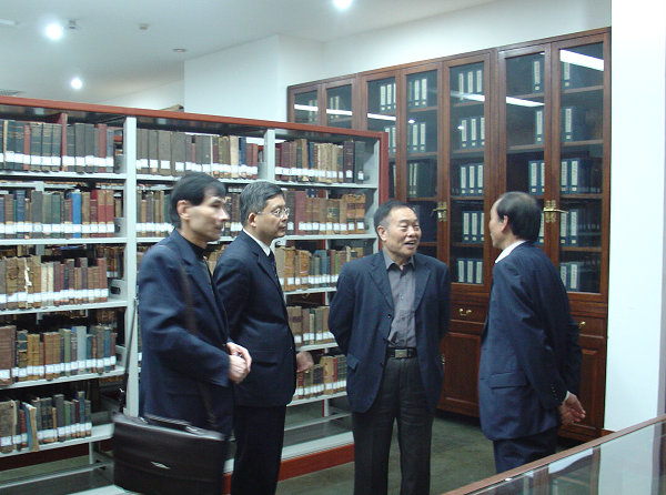 参加中国社会科学情报学会2010年学术年会专家学者访问参观院图书馆