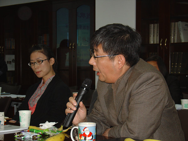 参加中国社科情报学会2010年学术年会专家学者与所部分科研人员座谈，李农研究员发言