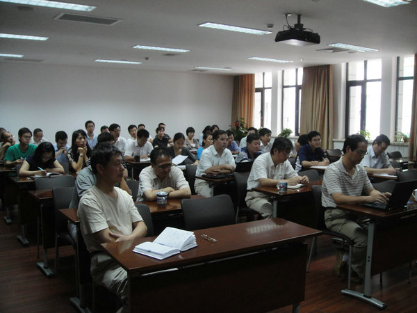 信息所全体人员参加报告会