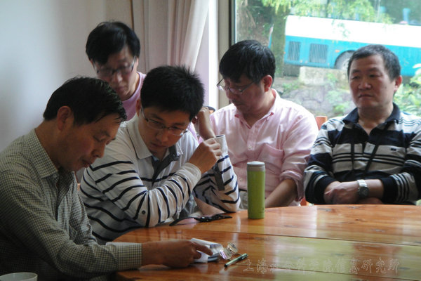 党总支副书记徐信林传达中共中央有关文件精神