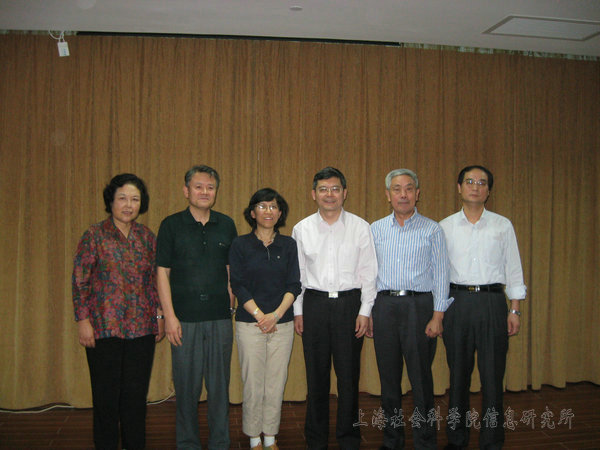 2010年9月月联合国经济与社会事务部公共行政和发展管理司司长钱海燕（左三）访问信息所